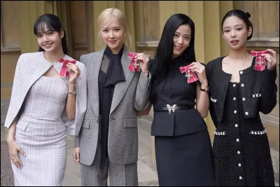 - ''Still Monster'' - ''Helium'' - ''Bite Me''
De quel groupe s'agit-il ?