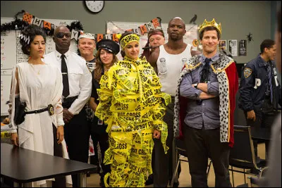 Quelle est cette série policière humoristique qui a également institutionnalisé un épisode consacré à Halloween dans pratiquement toutes ses saisons ?