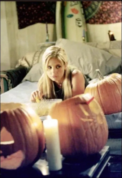 Quelle héroïne, qui a l'habitude de se battre contre les vampires, reconnaissez-vous sur cette image extraite d'un épisode nommé "Le démon d'Halloween" ?