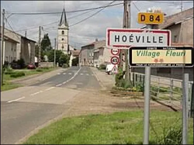 Nous sommes en Lorraine, à l'entrée d'Hoéville. Village du Lunévillois, sur les bords de la Roanne, il se situe dans le département ...