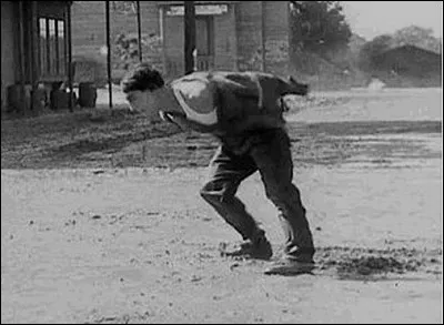 Dans le film muet "Cadet d'eau douce", qui est cet acteur qui se bat contre le vent ?