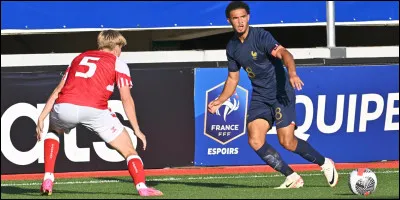 Léchauffement est terminé. Tu sens ton cur battre plus vite, ton corps est prêt. Le coach rassemble léquipe, les regards se croisent, la tension monte. Dans quelques instants, cest le début du match. Tu as une dernière minute pour te recentrer et ta musique joue encore dans tes oreilles.