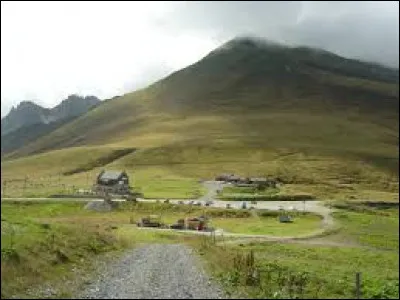 Le col de la Madeleine, perché à 1993 mètres, a été franchi maintes fois par le Tour de France : dans quel massif montagneux se trouve-t-il ?