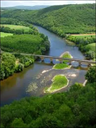 La Dordogne est à la fois un département et un fleuve qui traverse six départements. Il coule, naturellement, dans le département de la Dordogne, mais aussi dans le Puy-de-Dôme, la Corrèze, le Lot et la Gironde. Quel est donc le nom du dernier ?