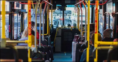 Tu es dans le bus, il pleut, tu nas rien à faire. Que fais-tu ?