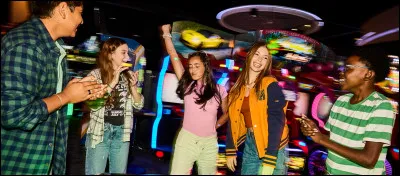 Tu es dans une soir&eacute;e, tu ne connais presque personne. Comment est-ce que tu agis ?