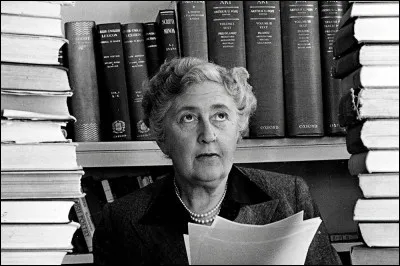 10 - Quel était le titre original du roman policier "Ils étaient dix" d'Agatha Christie, avant que celui-ci change pour des raisons éthiques ?