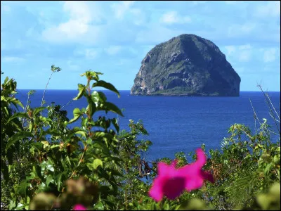 Au large de quelle île des Antilles se trouve le rocher du Diamant ?