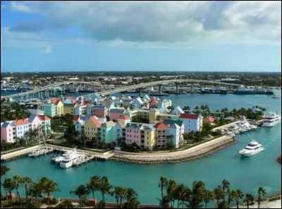De quel État des Caraïbes Nassau est-elle la capitale  ?