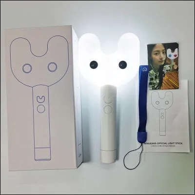 Et celui-ci, c'est le lightstick du groupe...