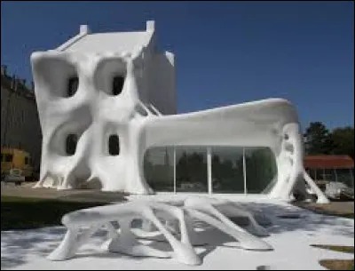 Nous sommes à une semaine d'Halloween et je vous propose une halte devant la maison fantôme, à Delme. Commune de Lorraine, dans l'aire d'attraction Messine, elle se situe dans le département ...