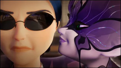 De quelle couleur sont les yeux de Tomoe Tsurugi, révélés pour la première fois, après avoir retiré ses lunettes, alors quelle est supposée être aveugle ?