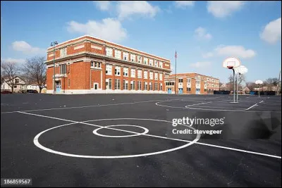 Lors du troisième cours, tu te réveilles... et tu es dans la cour ! Comment as-tu pu arriver là ?