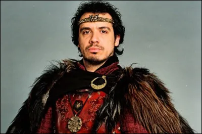 Tu arrives finalement en classe. Soudain, le roi Arthur entre dans la salle de classe, sur son cheval blanc.