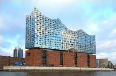 C'est dans la ville de Hambourg en Allemagne que l'on trouve la Philharmonie de lElbe.