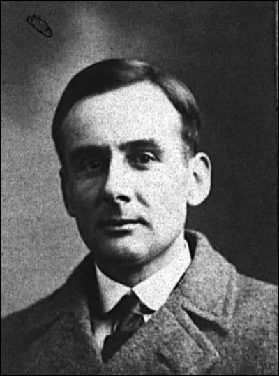 Comment s'appelle le 4e officier envoyé par le commandant pour s'informer des dégâts ?