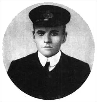 Quel officier est chargé de tous les canots situés à bâbord lors de l'organisation d'évacuation des passagers dans les canots de sauvetage ?