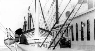 À quelle heure est donné l'ordre de faire monter les femmes et les enfants en premier dans les canots ?