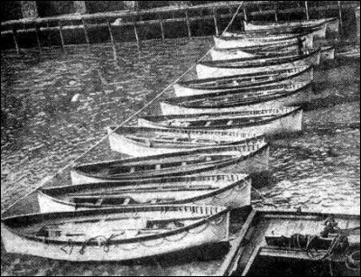 Combien y a-t-il de canots à bord pour une capacité totale de 1 178 personnes ?