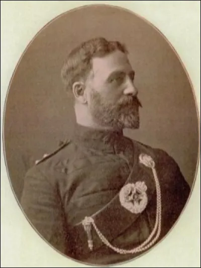 Comment s'appelle cet officier ?