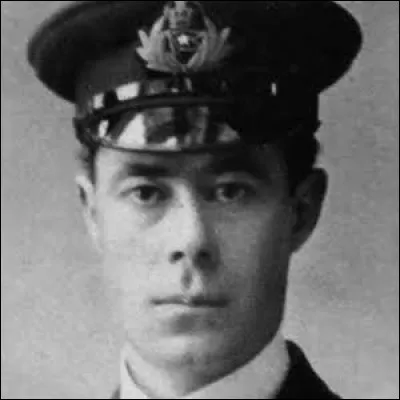 À bord du canot n°14, quel officier tire trois coups de feu en l'air pour dissuader les passagers ?