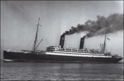 Quel paquebot transatlantique britannique signale vers 9 h des glaces à 42° N, 49° O jusqu'à 51° O ?