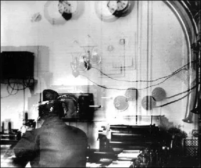 Quel mot était une formule courante parmi les opérateurs radio pour demander poliment aux autres de "garder la ligne libre" ?