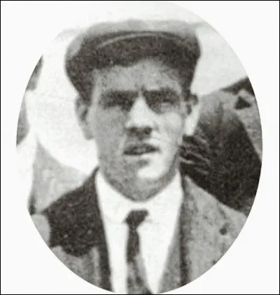 Le veilleur James Paul Moody aperçoit un iceberg droit devant à moins de cinq cents mètres et s'élevant à environ trente mètres au-dessus de l'eau.