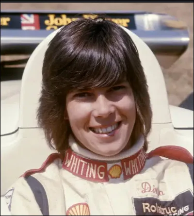 En plus de 75 ans d'histoire, la Formule 1 n'a connu qu'un faible nombre de femmes parmi les pilotes. Dans la longue liste des pilotes, j'ai retenu trois noms de femmes pilotes, dont celle mise à l'honneur dans cette question. Qui est-elle ?