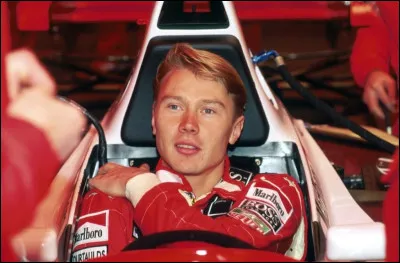 Époustouflant à ses débuts, ce pilote finlandais a rivalisé avec la légende Ayrton Senna, et c'est cinq ans après qu'il fut sacré champion du monde. Pendant la saison 2001, notre pilote a annoncé prendre une année sabbatique pour 2002, mais c'est cette année-là qu'il quitta définitivement la Formule 1. Qui est ce pilote venu de Finlande ?