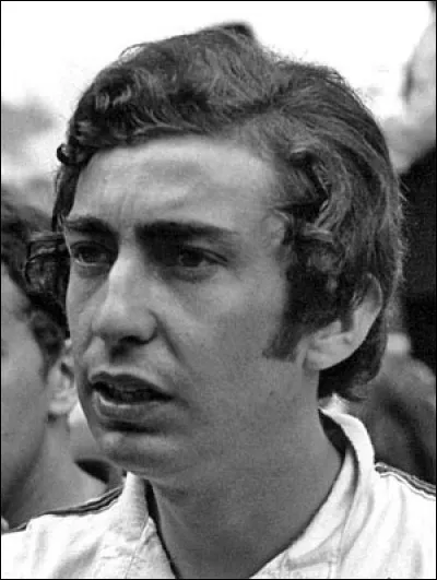 Dans l'histoire, peu de personnes ont subi l'affront d'être appelées par un autre nom que le leur, si ce n'est pas un nom d'artiste. Que pensez-vous si je vous dis que ce pilote a vu son prénom et son nom de famille inversés dans les documents officiels de la Formule 1 ? Parmi ces pilotes, qui a vécu cette situation ?