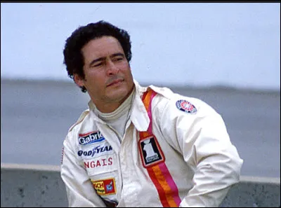 Avec un palmarès impressionnant mais cantonné à l'Amérique du Nord, ce pilote, extrêmement réservé et secret, a construit sa renommée autour de sa vitesse audacieuse et de sa polyvalence. Comment s'appelle ce pilote ?