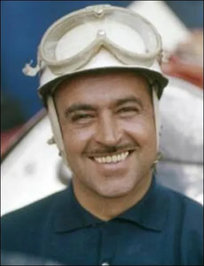 Surnommé « Pétoulet », ce pilote a ouvert une porte pour ses compatriotes, celle de la victoire. À cette époque, la Formule 1 était dominée par les Italiens mais les Britanniques étaient de redoutables adversaires. Qui est ce pilote ?