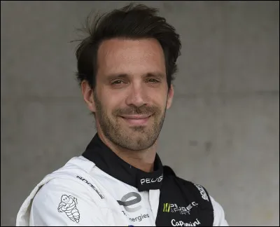 Formé par la filière jeunes pilotes de l'écurie Red Bull, ce pilote n'a pas eu l'ascension rêvée en Formule 1. Aujourd'hui, il s'est imposé dans un autre championnat de monoplace. Comment s'appelle ce pilote ?