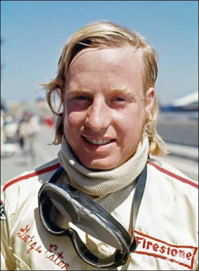 Le Canada a une histoire particulière avec la Formule 1. Nous connaissons la famille Villeneuve qui s'est particulièrement illustrée, mais de l'autre côté, nous avons plusieurs pilotes qui auraient pu être catalogués comme des « Gentleman Drivers ». Le pilote en illustration fait partie de cette seconde catégorie. Pouvez-vous me dire son nom ?