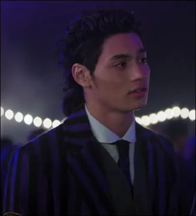 Interprété par Noah B. Taylor, un acteur philippino-américain, dont c'est le premier grand rôle à la télévision. Il s'appelle...