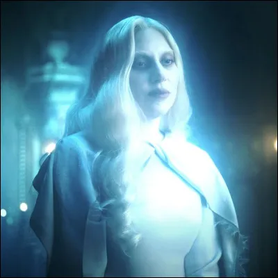 Elle utilise les règles et rituels surnaturels de l'établissement pour restaurer la vision psychique de Mercredi, entraînant un échange de corps entre Mercredi et Enid. C'est...