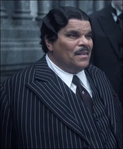 Toujours élégant, il porte souvent un costume impeccable et un sourire enjôleur. C'est...