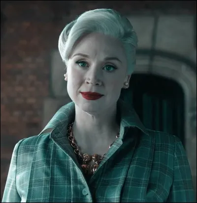 Elle était la directrice de la Nevermore Academy, une femme stricte et autoritaire. Il s'agit de...