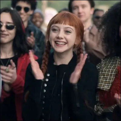 Commençons doucement avec cette jeune fille. Fouineuse, possédant le pouvoir d'invisibilité et cherchant à tout prix à aider Mercredi à travers ses quêtes, elle s'appelle...