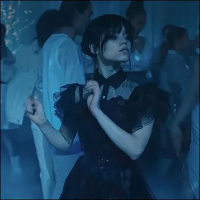 Quelle chanson accompagne la célèbre danse de Mercredi ?