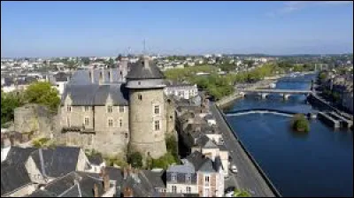 Laval, chef-lieu de la Mayenne, est traversée par ...