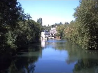Poitiers, chef-lieu de la Vienne, est traversée par ...