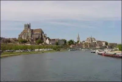 Auxerre, chef-lieu de l'Yonne, est traversée par ...
