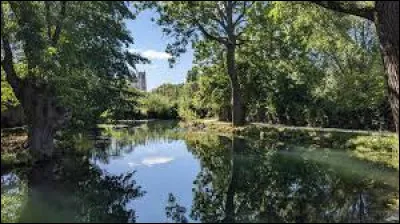 Bourges, chef-lieu du Cher, est traversée par ...