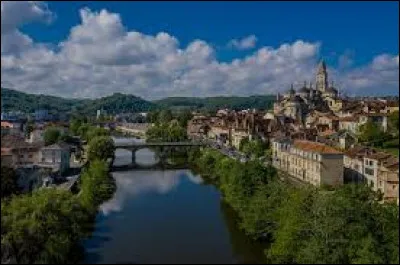 Périgueux, chef-lieu de la Dordogne, est traversée par ...