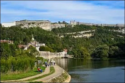 Besançon, chef-lieu du Doubs, est traversée par ...