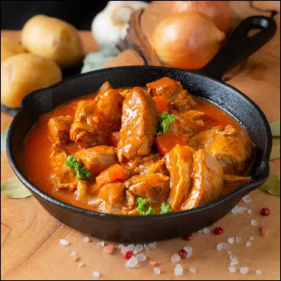 Le sauté de veau Marengo est une préparation culinaire à base de viande et d'une sauce aux tomates et oignons. À quoi ce plat fait-il référence ?