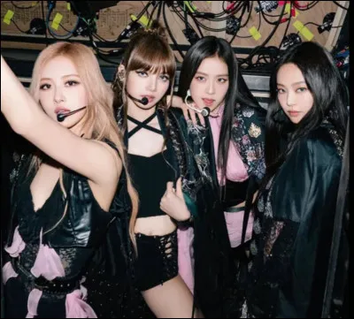 Est-ce que sur la photo, Jennie doit poser pour un magazine ?