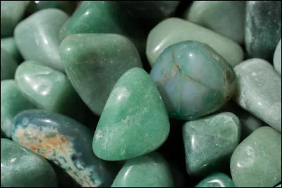 G&eacute;ologie : quelle est cette pierre apparent&eacute;e aux quartz, contenant de la fuchsite, un mica riche en chrome vert ?